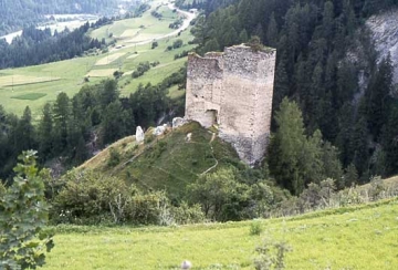 03 Von Osten her windet sich der Burgweg hinauf zum Tor, das die 5 m lange, dicke Mauer zwischen Bergfried und südostlich beträchtlich verstärkter Ringmauer durchbricht.