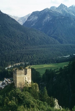 04 Von Norden sichtbar hinter dem Bergfried der Südbau, ein vierstöckiger Palas, westlich begrenzt durch turmartige Baumassen.