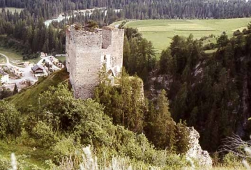 05 Im Westen der jähe Absturz hinunter zum tobenden Tobel des Lavranca-Baches.