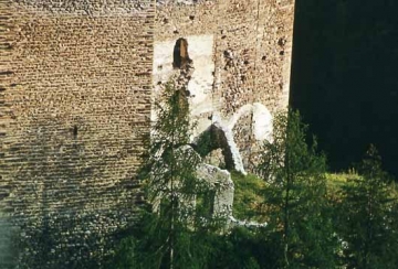 06 Die mächtigen Baukörper rechts vom Palas entpuppen sich als gedoppelte, massive und unverzahnt aneinandergerückte Schutzschilde (Poeschel: "Pylone"), wohl erst im 15. Jahrhundert gegen Kanonenkugeln errichtet (6 x 6,5 x 20 m).