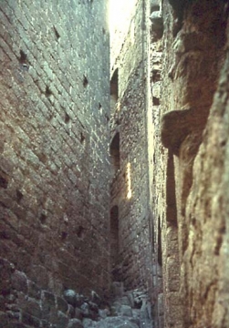 18 Zwischen Mantelmauer und Bergfried.