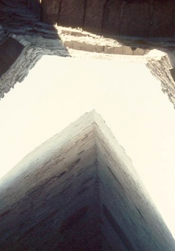 19 Blick nach oben zwischen Mantelmauer und Bergfried.