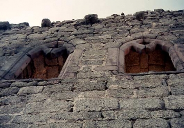21 Zwei der fünf geschädigten Maßwerkfenster in der Ostwand des Saals im Obergeschoss des Palas.