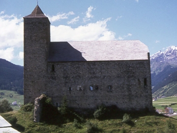 02  Der schlanke Bergfried mit 6 Geschossen über 7 mal 7 m Grundfläche stößt mit drei Geschossen im Westen an den Palas. Von dort im 3. Stockwerk Zugang zum Palas. Das Mauerwerk zeigt solide Schichtung aus Bruchsteinen, gelegentlich Findlinge. Die Bossen der Eckverbände besitzen einen breiten Randschlag.