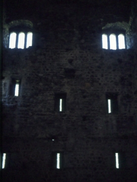 03 Das Palasinnere lässt "eine gewisse Opulenz in den Raumdispositionen nicht übersehen" (Poeschel, S. 129). Ebenerdige Speicherräume, über 5 m hoch, mit Schlitzfenstern; darüber ein Wohnstock, turmseitig der Saal. Zwei Triforien spenden Licht und Ausblick.