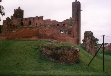 01 Nordfront der Burg, deren Ausbau in Ziegelsteinen zwischen 1300 und 1340 erfolgte. Gegen Westen ragen die Reste des Danzkers.