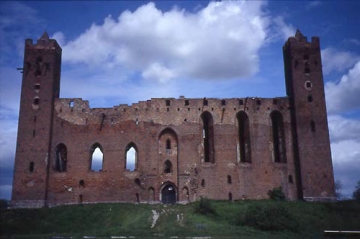 02 Südfront der Burg, einer quadratischen Anlage mit ca. 50 m Seitenlänge. Rechts die hohen Kirchenfenster, links die Fenster des Konventsremters.