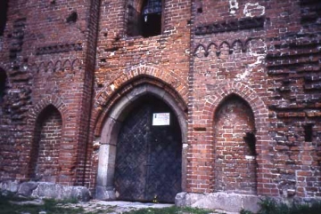 05 Das gotische Burgtor mit Granitgewände. Beidseitig die Unterstände der Torwache.
