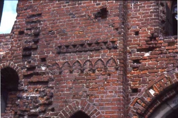 06 Schmuckformen der Backsteingotik. Blendbögen, Friese, Rautenmuster in den Außenmauern mittels dunkel gebrannter Ziegel. Die Reißspuren in der Burgmauer rühren von abgegangenen Zwingermauern.