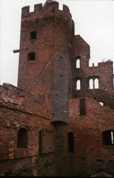 09 Die hofseitige Südweststrecke der Burg mit hoch angesetztem Wendelstein (gewendelter Treppenaufgang) am Eckturm, vielleicht neueren Datums. An allen vier Ecken der Burg stand ein solch schlanker, aus der Mauerflucht tretender Eckturm.