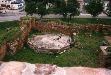 12 Fundament des 13 m dicken, oktogonalen Bergfrieds mit unterer Mauerstärke von 5 m.
Er stand ringsum frei in der Nordwestecke des Burggevierts innerhalb der Burgmauern zwischen den ehemaligen Burghäusern des West- und Nordtrakts.