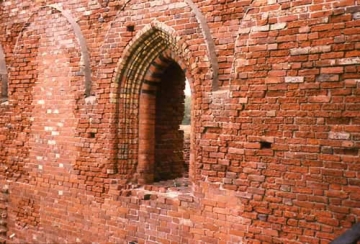 14 Ein kunstvoll abgetrepptes Portal 'wühlt sich', wie das schon trefflich charakterisiert wurde, in die hofseitige Mauer des Kapitelsaales.