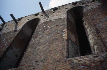 15 Über den hohen Kirchenfenstern verlaufen die Wurföffnungen des mauerintegrierten Wehrganges. Die 15 m hohe Burgkirche ragte also mit ihrem Gewölbe bis ans Wehrgangsgeschoss.