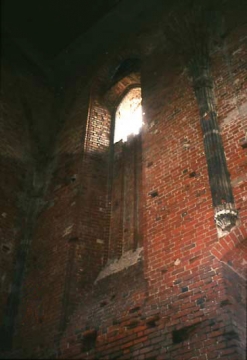 16 Gewände der hohen gotischen Kirchenfenster. Die fein gegliederten Dienste, Ansätze der Sterngewölbe, sind früheste Beispiele dieser Art für die Baukultur im preußischen Ordensland des 14. Jahrhunderts. 