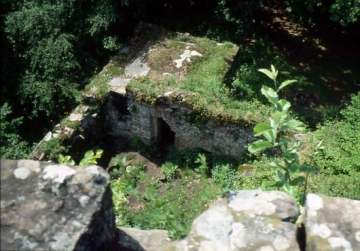 01 Äußerer Zugang von 1545/47 mit Stümpfen zweier Flankierungstürme.