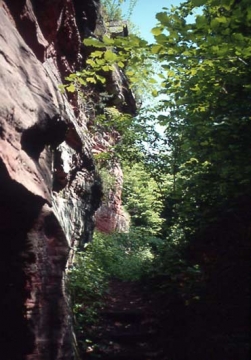 02 In der eingeengten westlichen Unterburg zwischen Fels und Ringmauer.