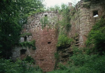 03 Großer Rundbau ("gewaltiger Runder Turm") in der östlichen Vorburg mit seinen talseitig 3 m dicken Mauern.