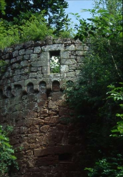 04 Blendbögen, die um die ganze Burg liefen, auch am großen Rundbau. Darüber ein bewohnbarer Raum mit Kaminrest und türgroßer Öffnung. Ein Hocheingang?