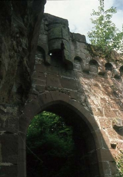 06 Wurferker aus dem 15. Jahrhundert über dem gotischen alten Tor.
