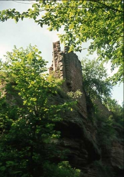 09 Palasgemäuer auf dem 8 m höheren Felsburren.
