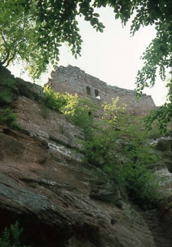 10 Palasmauer in schwindelerregender Höhe am Außenrand des Felsens.