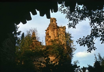 12 Blick aus dem 'gewölbten Raum' in die Palasruine.