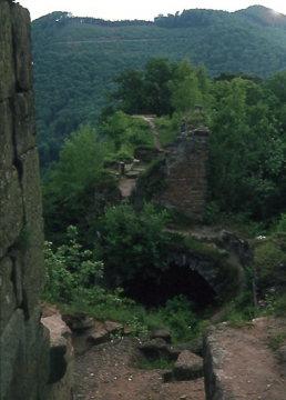 16 Blick hinunter zum Felsspalt, in dem die Treppe zur Oberburg liegt und zum 'gewölbten Raum'. Der unterirdische Gang von hier zur Burg Alt Windstein bleibt gewiss Kapitel der Sage, wie fast die meisten Annahmen dieser Art andernorts!