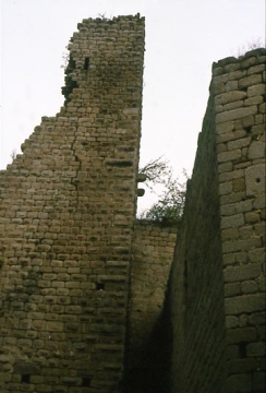 06 Links der (später errichtete) Bergfried. Zwischen ihm und dem Palas, wie auch sonst im Kernburgareal, blieben nur äußerst enge "Gassen" (Biller). Hinten die Schildmauer. Sie bildet die unverzahnte vierte Wand von Palas und Bergfried (Stoßfugen!).