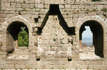 10 Ein weiterer Kamin (von insgesamt fünfen!) inmitten flankierender Fenster.