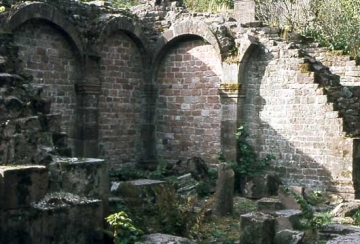 13 Im Kräftefeld des Burgendreiecks Spesburg, Hoh-Andlau, Landsberg lag das Kloster Niedermünster. Davon zeugen noch heute stattliche Bautrümmer.