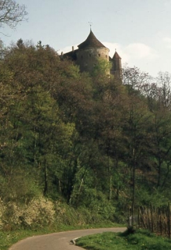 03 Hoch über dem Burgweg ragt selbstbewusst der runde Sturmfederturm (Ende 14. Jh.). Dahinter ein Erkertürmchen des Schlosses (Ende 16. Jh.)