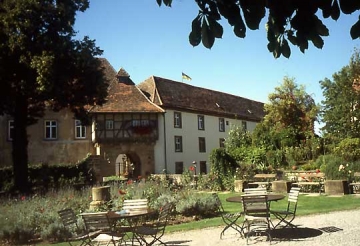 07 Seit 1994 einladender Park vor alten Mauern.