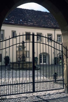 11 Wahrscheinlich war dieser Schlosshof zuvor einmal Burghof.
