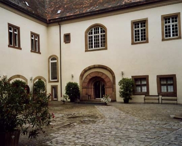 12 Portal ins Fuggerschloss (Gestaltung 20. Jh.). Stand hier ursprünglich schon der Palas der alten Burg? Mit dem kleinen, alten Burgkeller darunter?