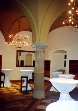 29 Das elegante Schachbrettzimmer im Südwesten. Mit schlanker, kannelierter Mittelsäule unter vier kreuzgewölbten Jochen und insgesamt über wenige Stufen erhöht, verfeinert es die gröbere Erscheinung der Remise.