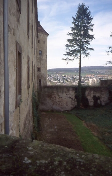 42 Sturmfederturm und Nordmauer, ehedem ohne untere Pforte. Der hohe Austritt mündet hoch über dem Graben ins Freie, ein seltenes Beispiel der "gekehrten Poterne". Hier waren Leiter oder Strickleiter vonnöten.