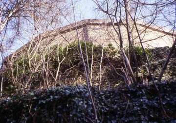 03 Über dem Halsgrabenrand ragt die Schildmauer, je nach Baugrund 16 bis 20 m hoch, 2,85 m dick, über 25 m lang. Sie ersetzt einen gelegentlich erwähnten Bergfried.