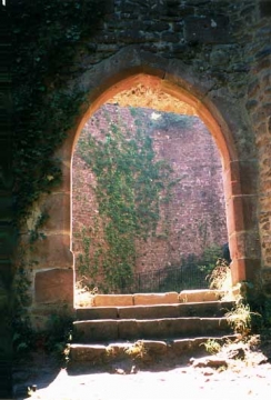 04 Das elegante gotische Burgtor ist hofwärts mittels scheitrechten Sturzes (im Bild noch erkennbar) und einem Entlastungsbogen in der dicken Mauer wirksam abgefüttert. (Bild 7)