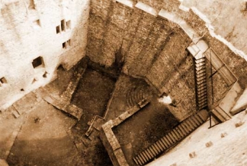 05 Im "schluchtartigen" Burghof verraten schräg einlaufende Fundamente einen älteren Palas. Ab 1350 ersteht ein neuer Saalbau (Palas) für gehobene Ansprüche. seine Mauern gehen noch heute viergeschossig auf.