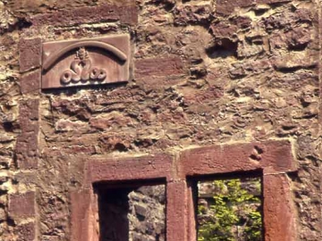 08 Über dem linken Doppelfenster ein Zierstein ortsfremd als Spolie vermauert.