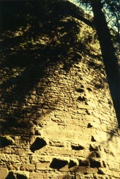 12 Die Außenhaut der Schildmauer zeigt uneinheitliche Quader. Kleine Bausteine, manche mit Buckel, sitzen nach obenhin auf je größeren, der Mauersockel 6 m hoch in mächtigen Buckelquadern. Könnte das auf Wiederverwendung von Bausteinen eines niedergelegten Bergfrieds deuten?