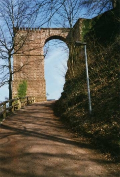 02 Der Brunnenturm, 19,75 m hoch mit 8,5 m Seitenlänge und 79 m tiefem Ziehbrunnen.