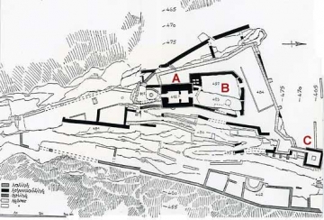 08 Plan Trifels, nach Bodo Ebhardt (I, Abb. 619): 
A Turm (Bergfried, Torturm, Kapellenturm, Treppen- turm, Tresor); 
B Palas; 
C Brunnenturm