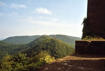 13 Drei Burgen hintereinander: 
"Dort Scharfenburg, die schlanke, feine,
Vor ihr der Felsklotz Anebos,
Und hier als dritter im Vereine
Der Reichspfalz Trifels Steinkoloß" (Scheffel)