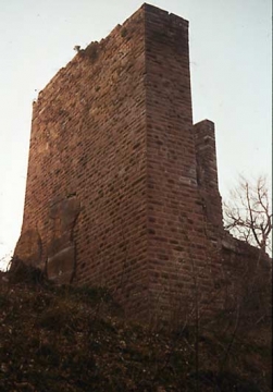 02 Die 22 m hohe Schildmauer nutzt deutlich erkennbar einen Felszahn als 'Anker'.
