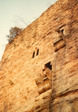 04  Im Palasobergeschoss ein Biforium (zweiteiliges Fenster). Rechts daneben die Reste eines Aborterkers, der unmittelbar an die massive Schildmauer grenzt. Darunter, seitlich versetzt, eine weitere Abortanlage.