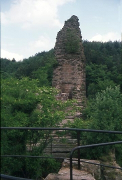02 Der Stummel des fünfeckigen Bergfrieds ragt noch immer 10 m hoch auf der Ostspitze der Alten Burg.