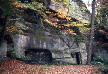 03 Am Felsfuß der alten Burg entlang zur Neuen Burg.
