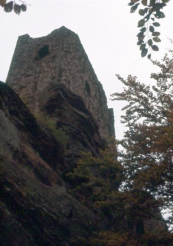 04 Gleichsam hoch auf einer Felsspindel sitzt die Neue Burg.