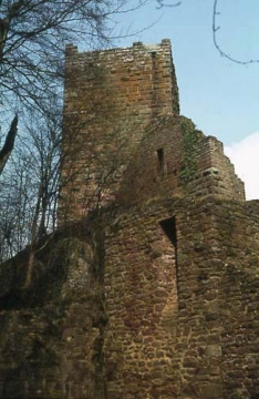 08 Die Senkscharte, dahinter Giebelrest eines 
südlichen Wohnbaus vor dem Bergfried.